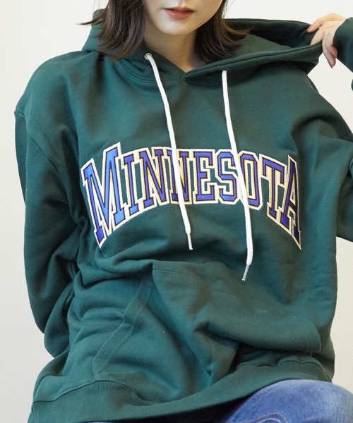 almo(アルモ)の「【CHICHI】PARAMUS MINNESOTA LOGO / パラマス ミネソタ アーチロゴ 配色刺繍 パーカー(BEY)(Tシャツ/カットソー・レディース・ブラック/オートミール/バイオレット/グリーン・FREE)」の6枚目の写真