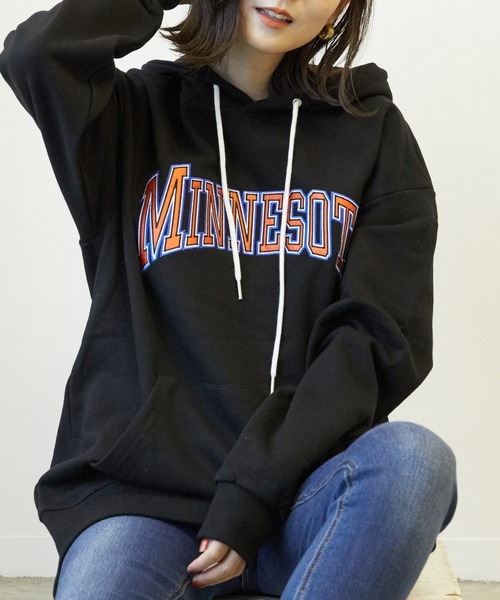 almo(アルモ)の「【CHICHI】PARAMUS MINNESOTA LOGO / パラマス ミネソタ アーチロゴ 配色刺繍 パーカー(BEY)(Tシャツ/カットソー・レディース・ブラック/オートミール/バイオレット/グリーン・FREE)」の8枚目の写真
