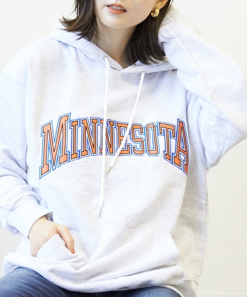 almo(アルモ)の「【CHICHI】PARAMUS MINNESOTA LOGO / パラマス ミネソタ アーチロゴ 配色刺繍 パーカー(BEY)(Tシャツ/カットソー・レディース・ブラック/オートミール/バイオレット/グリーン・FREE)」の10枚目の写真