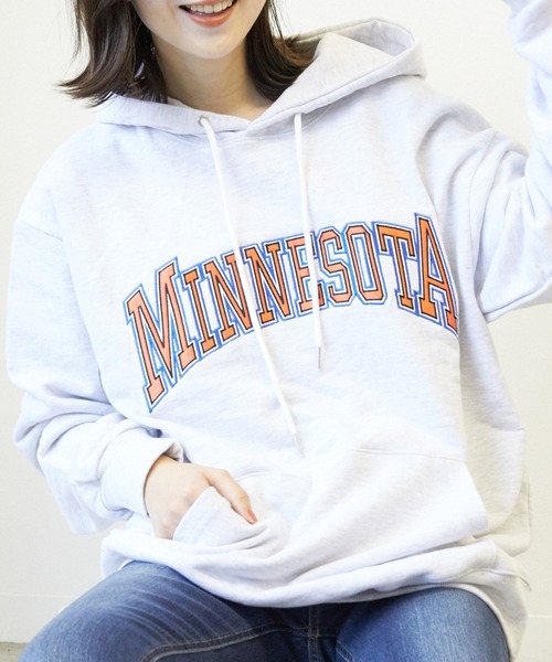 almo(アルモ)の「【CHICHI】PARAMUS MINNESOTA LOGO / パラマス ミネソタ アーチロゴ 配色刺繍 パーカー(BEY)(Tシャツ/カットソー・レディース・ブラック/オートミール/バイオレット/グリーン・FREE)」の11枚目の写真