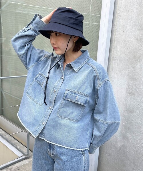 fredy emue（フレディエミュ）の「UV着脱ひも付きハット（ハット・レディース・ベージュ/ダークネイビー・FREE）」の4枚目の写真