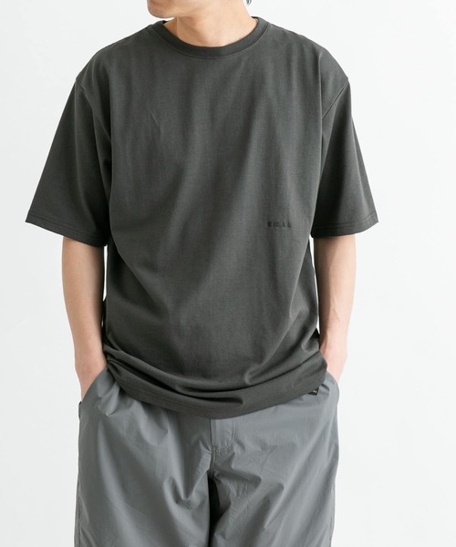 EKAL（エカル）の「エンブロイダリースモールロゴTシャツ（Tシャツ/カットソー・メンズ・ホワイト/スミクロ/ベージュ系その他・LARGE/MEDIUM）」の3枚目の写真