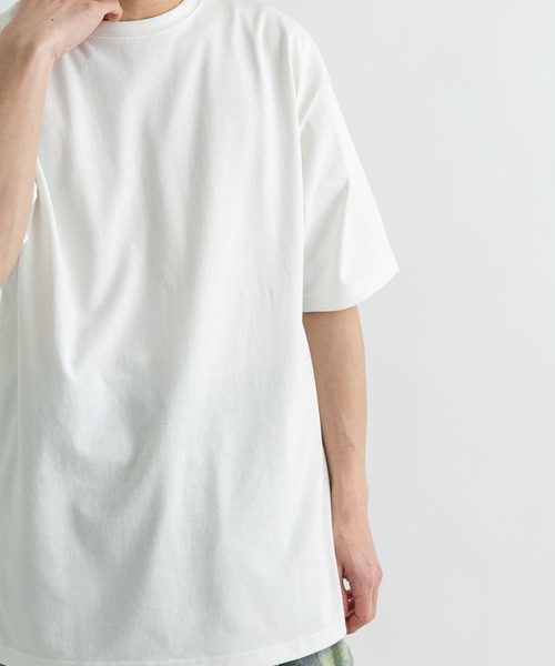 EKAL（エカル）の「エンブロイダリースモールロゴTシャツ（Tシャツ/カットソー・メンズ・ホワイト/スミクロ/ベージュ系その他・LARGE/MEDIUM）」の5枚目の写真