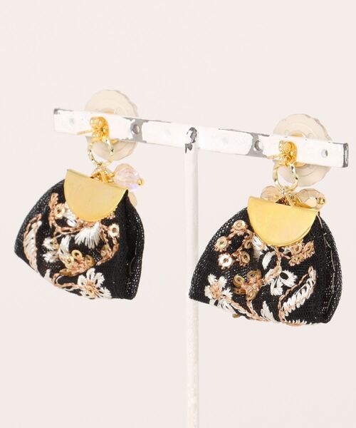 tone（トーン）の「【RosraiE】ブラックインド刺繍リボンタッセル キラキラ ピアス(MA)（ピアス（両耳用）・レディース・ゴールド・FREE）」の7枚目の写真