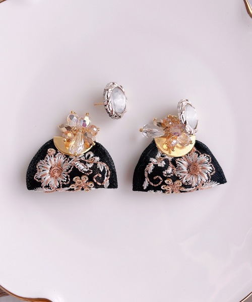 tone（トーン）の「【RosraiE】ブラックインド刺繍リボンタッセル キラキラ ピアス(MA)（ピアス（両耳用）・レディース・ゴールド・FREE）」の5枚目の写真