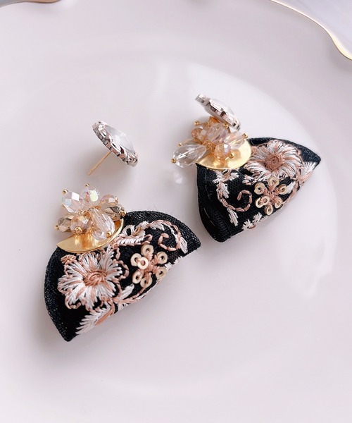 tone（トーン）の「【RosraiE】ブラックインド刺繍リボンタッセル キラキラ ピアス(MA)（ピアス（両耳用）・レディース・ゴールド・FREE）」の6枚目の写真
