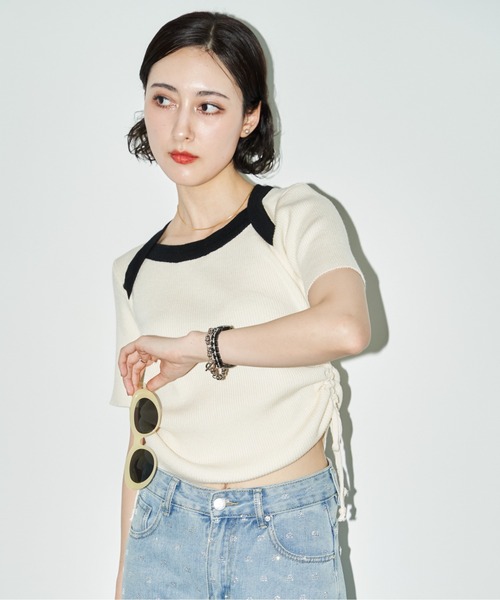MOCOA'S(モコアズ)の「サイドドロストシャーリングトップス(Tシャツ/カットソー・レディース・ブラック/ブラック×ホワイト・FREE)」の1枚目の写真