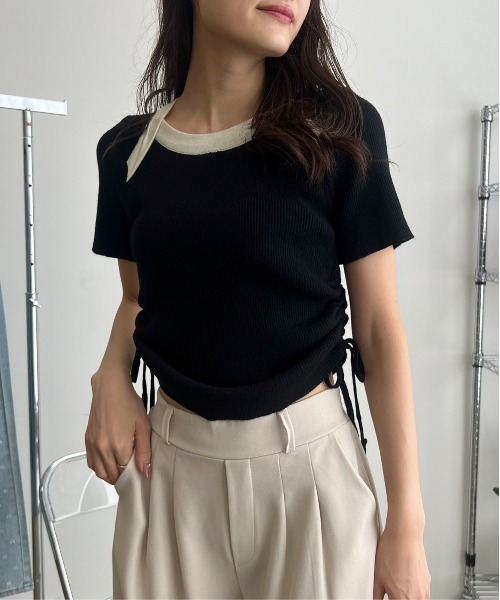 MOCOA'S(モコアズ)の「サイドドロストシャーリングトップス(Tシャツ/カットソー・レディース・ブラック/ブラック×ホワイト・FREE)」の3枚目の写真
