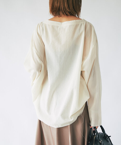 un dix cors（アンディコール）の「《コーデの幅を広げる》ルーズネックシアープルオーバー（シャツ/ブラウス・レディース・チャコールグレー/カーキ/アイボリー・FREE）」の7枚目の写真
