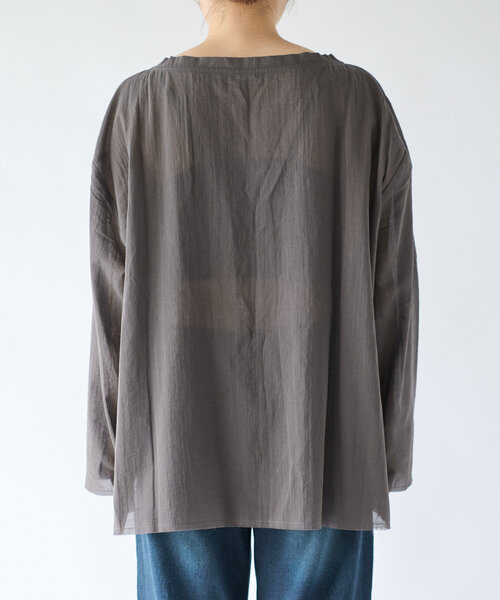 un dix cors（アンディコール）の「《コーデの幅を広げる》ルーズネックシアープルオーバー（シャツ/ブラウス・レディース・チャコールグレー/カーキ/アイボリー・FREE）」の15枚目の写真