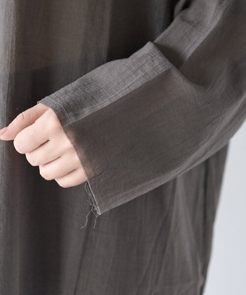 un dix cors（アンディコール）の「《コーデの幅を広げる》ルーズネックシアープルオーバー（シャツ/ブラウス・レディース・チャコールグレー/カーキ/アイボリー・FREE）」の17枚目の写真