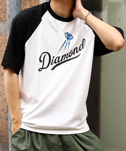 ZIP FIVE(ジップファイブ)の「【ZIP FIVE】【DIAMOND】 チームロゴ風 ビッグシルエット ラグラン 半袖プリント Tシャツ(Tシャツ/カットソー・メンズ・ホワイト/オートミール/ブラック/ホワイト×ブラック/ブルー/アイボリー系・MEDIUM/LARGE/X-LARGE)」の2枚目の写真