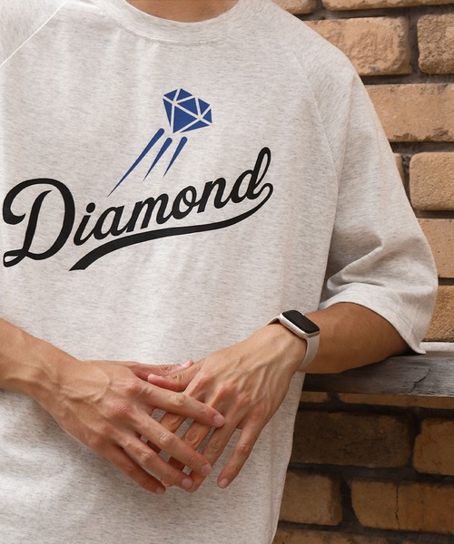 ZIP FIVE(ジップファイブ)の「【ZIP FIVE】【DIAMOND】 チームロゴ風 ビッグシルエット ラグラン 半袖プリント Tシャツ(Tシャツ/カットソー・メンズ・ホワイト/オートミール/ブラック/ホワイト×ブラック/ブルー/アイボリー系・MEDIUM/LARGE/X-LARGE)」の4枚目の写真
