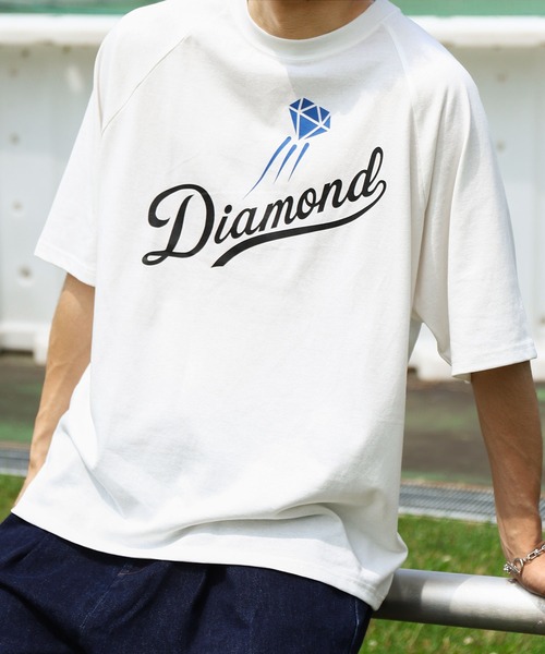 ZIP FIVE(ジップファイブ)の「【ZIP FIVE】【DIAMOND】 チームロゴ風 ビッグシルエット ラグラン 半袖プリント Tシャツ(Tシャツ/カットソー・メンズ・ホワイト/オートミール/ブラック/ホワイト×ブラック/ブルー/アイボリー系・MEDIUM/LARGE/X-LARGE)」の1枚目の写真