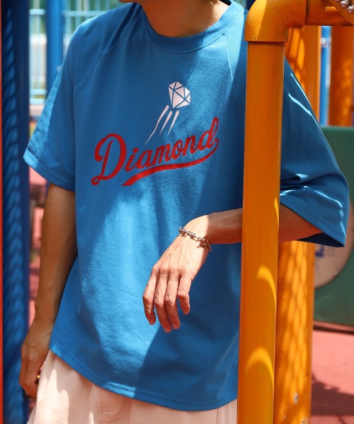 ZIP FIVE(ジップファイブ)の「【ZIP FIVE】【DIAMOND】 チームロゴ風 ビッグシルエット ラグラン 半袖プリント Tシャツ(Tシャツ/カットソー・メンズ・ホワイト/オートミール/ブラック/ホワイト×ブラック/ブルー/アイボリー系・MEDIUM/LARGE/X-LARGE)」の6枚目の写真