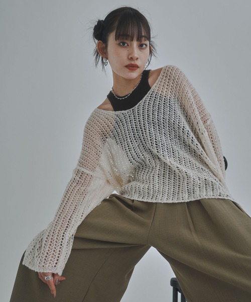 bita.(ビタ)の「ざっくりVオーバーシアーニット(ニット/セーター・レディース・オフホワイト/チャコールグレー/クリーム・FREE)」の2枚目の写真