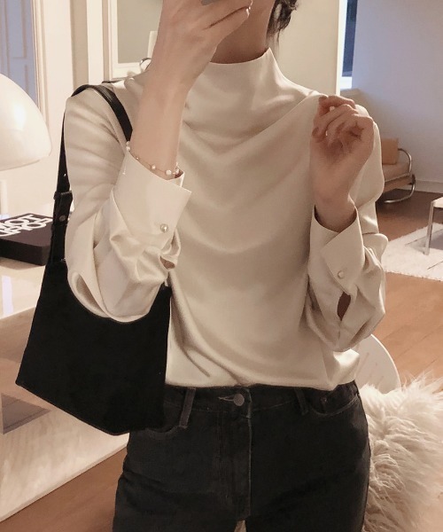 ABITOKYO(アビトーキョー)の「ハイネックサテンギャザーブラウス(シャツ/ブラウス・レディース・ブラック/ベージュ・M/L/XL)」の1枚目の写真