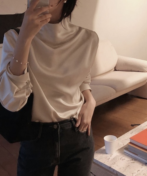ABITOKYO(アビトーキョー)の「ハイネックサテンギャザーブラウス(シャツ/ブラウス・レディース・ブラック/ベージュ・M/L/XL)」の13枚目の写真