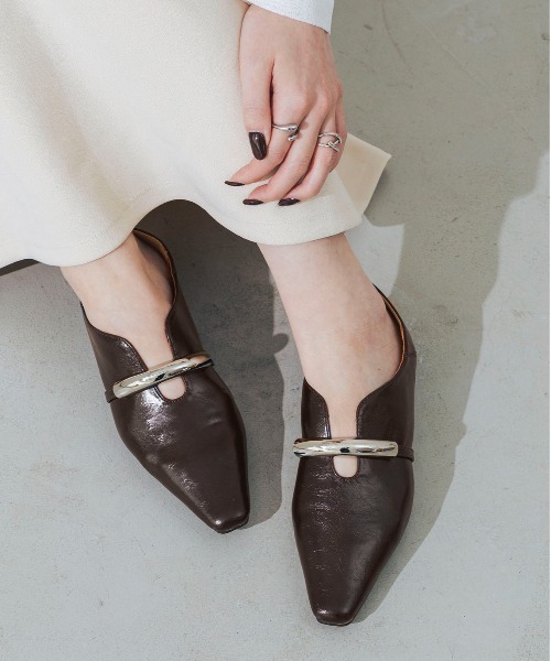 EVOL（イーボル）の「【軽量・柔らかい】ゴールドモチーフスクエアパンプス IY5601（パンプス・レディース・シルバー/ブラック/ホワイト/ブラウン/シルバーグレー/ワインレッド/ベージュ/ブラウン系その他・25.0cm/24.5cm/24.0cm/23.5cm/23.0cm/22.5cm/22.0cm）」の5枚目の写真