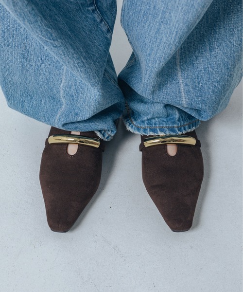 EVOL（イーボル）の「【軽量・柔らかい】ゴールドモチーフスクエアパンプス IY5601（パンプス・レディース・シルバー/ブラック/ホワイト/ブラウン/シルバーグレー/ワインレッド/ベージュ/ブラウン系その他・25.0cm/24.5cm/24.0cm/23.5cm/23.0cm/22.5cm/22.0cm）」の4枚目の写真