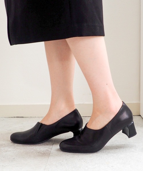 cava cava（サヴァサヴァ）の「晴雨兼用│ソフトレザーシューティ　7305429（パンプス・レディース・ブラック/グレイッシュベージュ/ダークブラウン・22.5cm/23cm/23.5cm/24cm/24.5cm）」の14枚目の写真