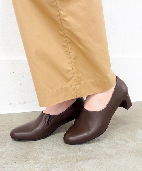 cava cava（サヴァサヴァ）の「晴雨兼用│ソフトレザーシューティ　7305429（パンプス・レディース・ブラック/グレイッシュベージュ/ダークブラウン・22.5cm/23cm/23.5cm/24cm/24.5cm）」の20枚目の写真