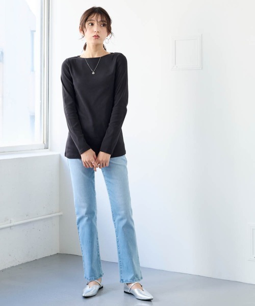 SMILE LAND(スマイルランド)の「<大きいサイズ>UVカット綿100%フライス素材ボートネックTシャツ(Tシャツ/カットソー・レディース・グレイッシュベージュ/ブラック/オフホワイト/ライム/チャコールグレー/ブラウン/ネイビー・4L/3L/LL/L/5L)」の9枚目の写真