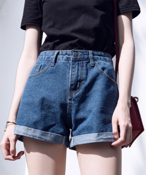 paravion(パラビオン)の「デニムショートパンツ(デニムパンツ・レディース・ライトブルー/ブルー・S/M)」の2枚目の写真
