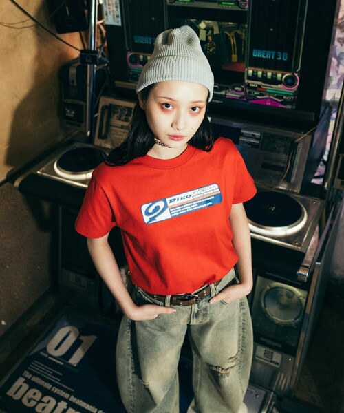 Piko(ピコ)の「PIKO × FREAK'S STORE/ピコ 別注 スクエアロゴプリントTシャツ(Tシャツ/カットソー・レディース・ホワイト/チャコール/レッド・フリ-)」の3枚目の写真