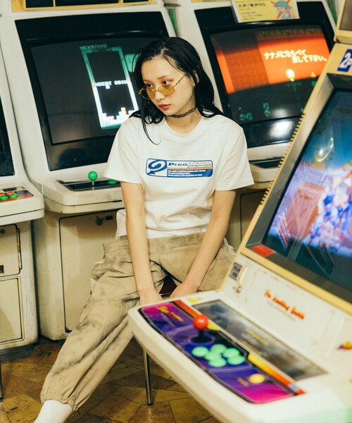 Piko(ピコ)の「PIKO × FREAK'S STORE/ピコ 別注 スクエアロゴプリントTシャツ(Tシャツ/カットソー・レディース・ホワイト/チャコール/レッド・フリ-)」の1枚目の写真