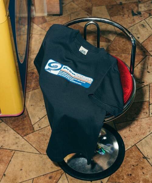 Piko(ピコ)の「PIKO × FREAK'S STORE/ピコ 別注 スクエアロゴプリントTシャツ(Tシャツ/カットソー・レディース・ホワイト/チャコール/レッド・フリ-)」の2枚目の写真