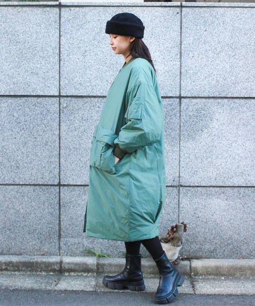 F/CE. （エフシーイー）の「F/CE. / エフシーイー RECYCLED DOWN MA-1 LONG COAT リサイクルダウン MA-1 ロングコート アシンメトリーデザイン 軽量 撥水（MA-1・レディース・グリーン/ボルドー・SMALL）」の3枚目の写真