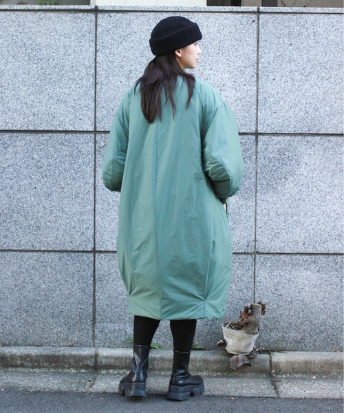 F/CE. （エフシーイー）の「F/CE. / エフシーイー RECYCLED DOWN MA-1 LONG COAT リサイクルダウン MA-1 ロングコート アシンメトリーデザイン 軽量 撥水（MA-1・レディース・グリーン/ボルドー・SMALL）」の4枚目の写真