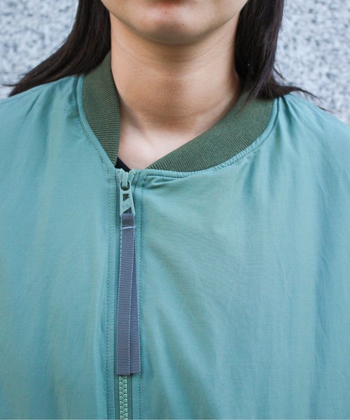 F/CE. （エフシーイー）の「F/CE. / エフシーイー RECYCLED DOWN MA-1 LONG COAT リサイクルダウン MA-1 ロングコート アシンメトリーデザイン 軽量 撥水（MA-1・レディース・グリーン/ボルドー・SMALL）」の5枚目の写真