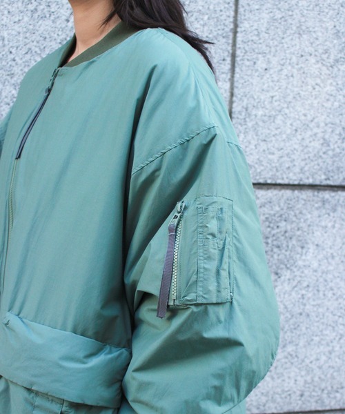 F/CE. （エフシーイー）の「F/CE. / エフシーイー RECYCLED DOWN MA-1 LONG COAT リサイクルダウン MA-1 ロングコート アシンメトリーデザイン 軽量 撥水（MA-1・レディース・グリーン/ボルドー・SMALL）」の6枚目の写真