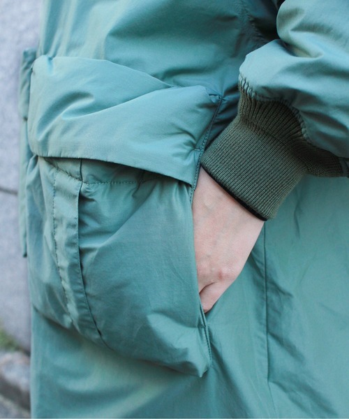 F/CE. （エフシーイー）の「F/CE. / エフシーイー RECYCLED DOWN MA-1 LONG COAT リサイクルダウン MA-1 ロングコート アシンメトリーデザイン 軽量 撥水（MA-1・レディース・グリーン/ボルドー・SMALL）」の7枚目の写真