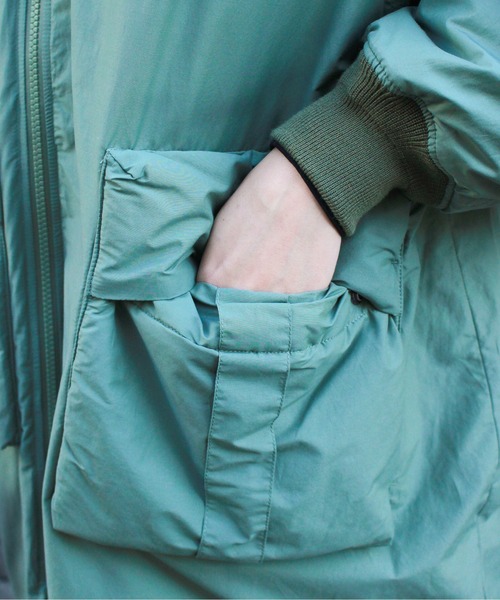 F/CE. （エフシーイー）の「F/CE. / エフシーイー RECYCLED DOWN MA-1 LONG COAT リサイクルダウン MA-1 ロングコート アシンメトリーデザイン 軽量 撥水（MA-1・レディース・グリーン/ボルドー・SMALL）」の8枚目の写真