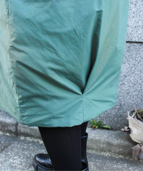 F/CE. （エフシーイー）の「F/CE. / エフシーイー RECYCLED DOWN MA-1 LONG COAT リサイクルダウン MA-1 ロングコート アシンメトリーデザイン 軽量 撥水（MA-1・レディース・グリーン/ボルドー・SMALL）」の9枚目の写真