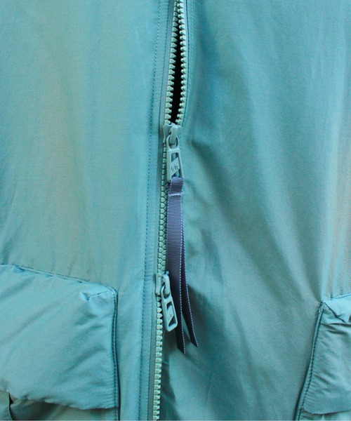 F/CE. （エフシーイー）の「F/CE. / エフシーイー RECYCLED DOWN MA-1 LONG COAT リサイクルダウン MA-1 ロングコート アシンメトリーデザイン 軽量 撥水（MA-1・レディース・グリーン/ボルドー・SMALL）」の10枚目の写真