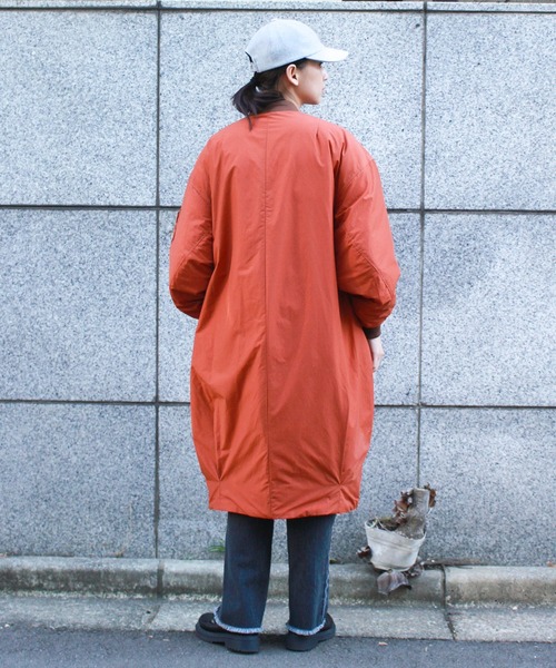 F/CE. （エフシーイー）の「F/CE. / エフシーイー RECYCLED DOWN MA-1 LONG COAT リサイクルダウン MA-1 ロングコート アシンメトリーデザイン 軽量 撥水（MA-1・レディース・グリーン/ボルドー・SMALL）」の13枚目の写真