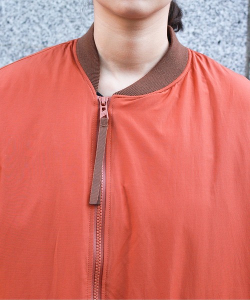 F/CE. （エフシーイー）の「F/CE. / エフシーイー RECYCLED DOWN MA-1 LONG COAT リサイクルダウン MA-1 ロングコート アシンメトリーデザイン 軽量 撥水（MA-1・レディース・グリーン/ボルドー・SMALL）」の14枚目の写真