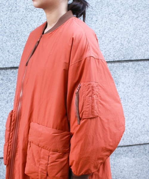 F/CE. （エフシーイー）の「F/CE. / エフシーイー RECYCLED DOWN MA-1 LONG COAT リサイクルダウン MA-1 ロングコート アシンメトリーデザイン 軽量 撥水（MA-1・レディース・グリーン/ボルドー・SMALL）」の15枚目の写真