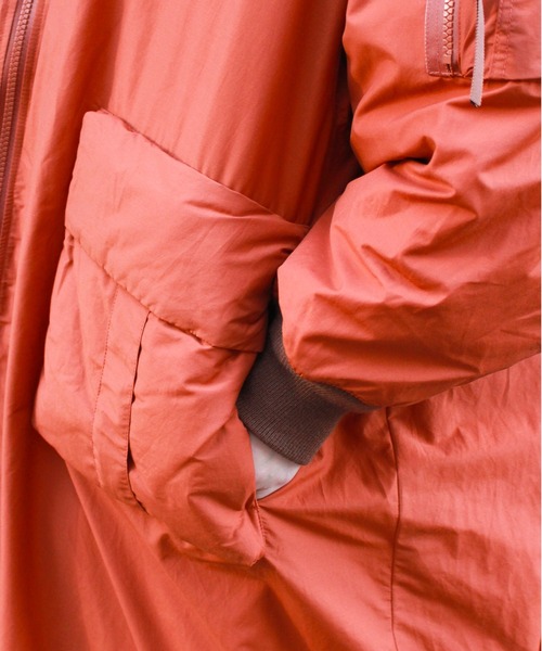 F/CE. （エフシーイー）の「F/CE. / エフシーイー RECYCLED DOWN MA-1 LONG COAT リサイクルダウン MA-1 ロングコート アシンメトリーデザイン 軽量 撥水（MA-1・レディース・グリーン/ボルドー・SMALL）」の16枚目の写真