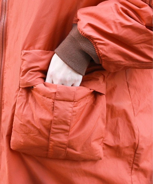 F/CE. （エフシーイー）の「F/CE. / エフシーイー RECYCLED DOWN MA-1 LONG COAT リサイクルダウン MA-1 ロングコート アシンメトリーデザイン 軽量 撥水（MA-1・レディース・グリーン/ボルドー・SMALL）」の17枚目の写真