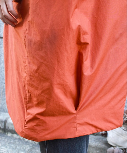 F/CE. （エフシーイー）の「F/CE. / エフシーイー RECYCLED DOWN MA-1 LONG COAT リサイクルダウン MA-1 ロングコート アシンメトリーデザイン 軽量 撥水（MA-1・レディース・グリーン/ボルドー・SMALL）」の18枚目の写真