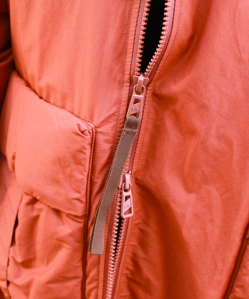 F/CE. （エフシーイー）の「F/CE. / エフシーイー RECYCLED DOWN MA-1 LONG COAT リサイクルダウン MA-1 ロングコート アシンメトリーデザイン 軽量 撥水（MA-1・レディース・グリーン/ボルドー・SMALL）」の19枚目の写真