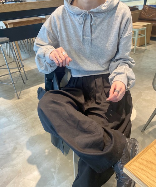 ISOOK（アイスー）の「キーネッククロップドパーカー (kiharu select)/スウェット プルオーバー フーディー ショート丈 ボリュームスリーブ グレー ホワイト 白（パーカー・レディース・ホワイト/グレー・FREE）」の2枚目の写真