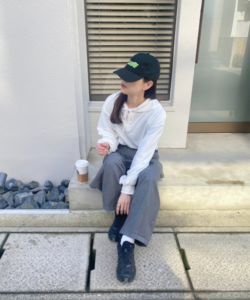 ISOOK（アイスー）の「キーネッククロップドパーカー (kiharu select)/スウェット プルオーバー フーディー ショート丈 ボリュームスリーブ グレー ホワイト 白（パーカー・レディース・ホワイト/グレー・FREE）」の6枚目の写真