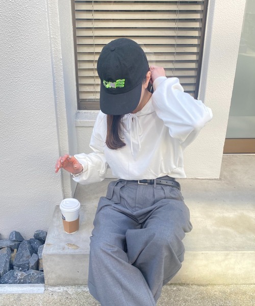 ISOOK（アイスー）の「キーネッククロップドパーカー (kiharu select)/スウェット プルオーバー フーディー ショート丈 ボリュームスリーブ グレー ホワイト 白（パーカー・レディース・ホワイト/グレー・FREE）」の4枚目の写真