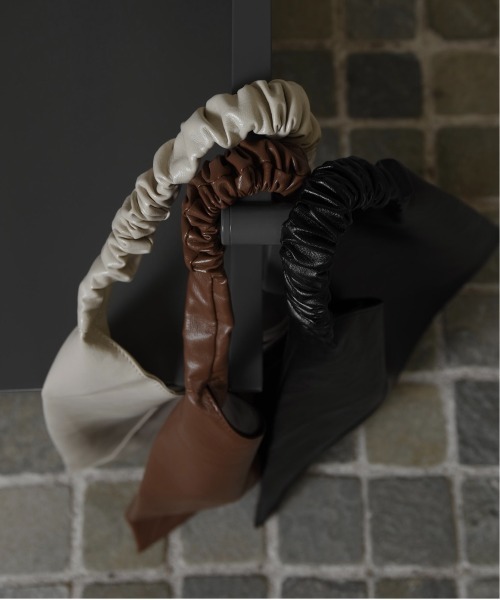 lawgy（ラウジー）の「stitch gather one handle bag / ステッチギャザーワンハンドルバッグ（ハンドバッグ・レディース・ライトブラウン/ブラック/アイボリー・FREE）」の2枚目の写真